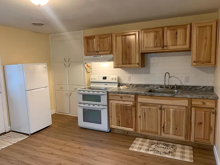 50 W 1st St #UPSTAIRS — Photo 6