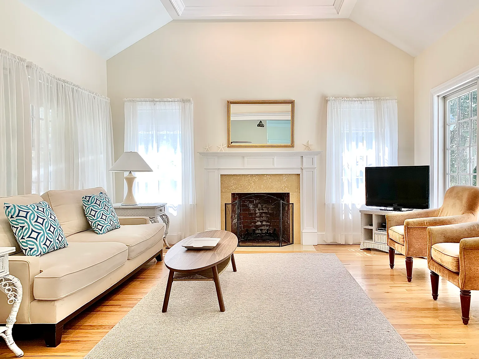 Prime East Hampton Village Location. Heated Pool. Walk To All — Photo 3