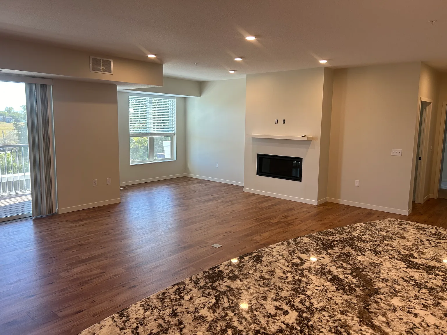 2 bed, 1905 sqft, $2,922 — Photo 3