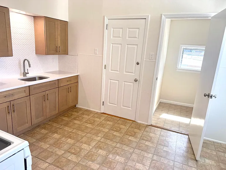 210-212 Maple St #2 — Photo 5