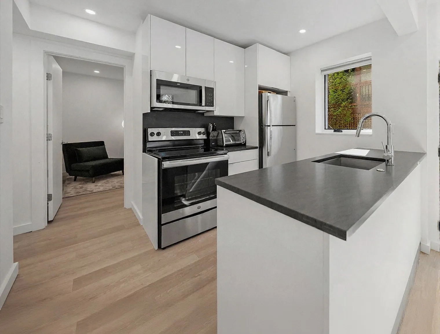 1 bed, 1.0 bath, 8072 sqft, $3,370 — Photo 4