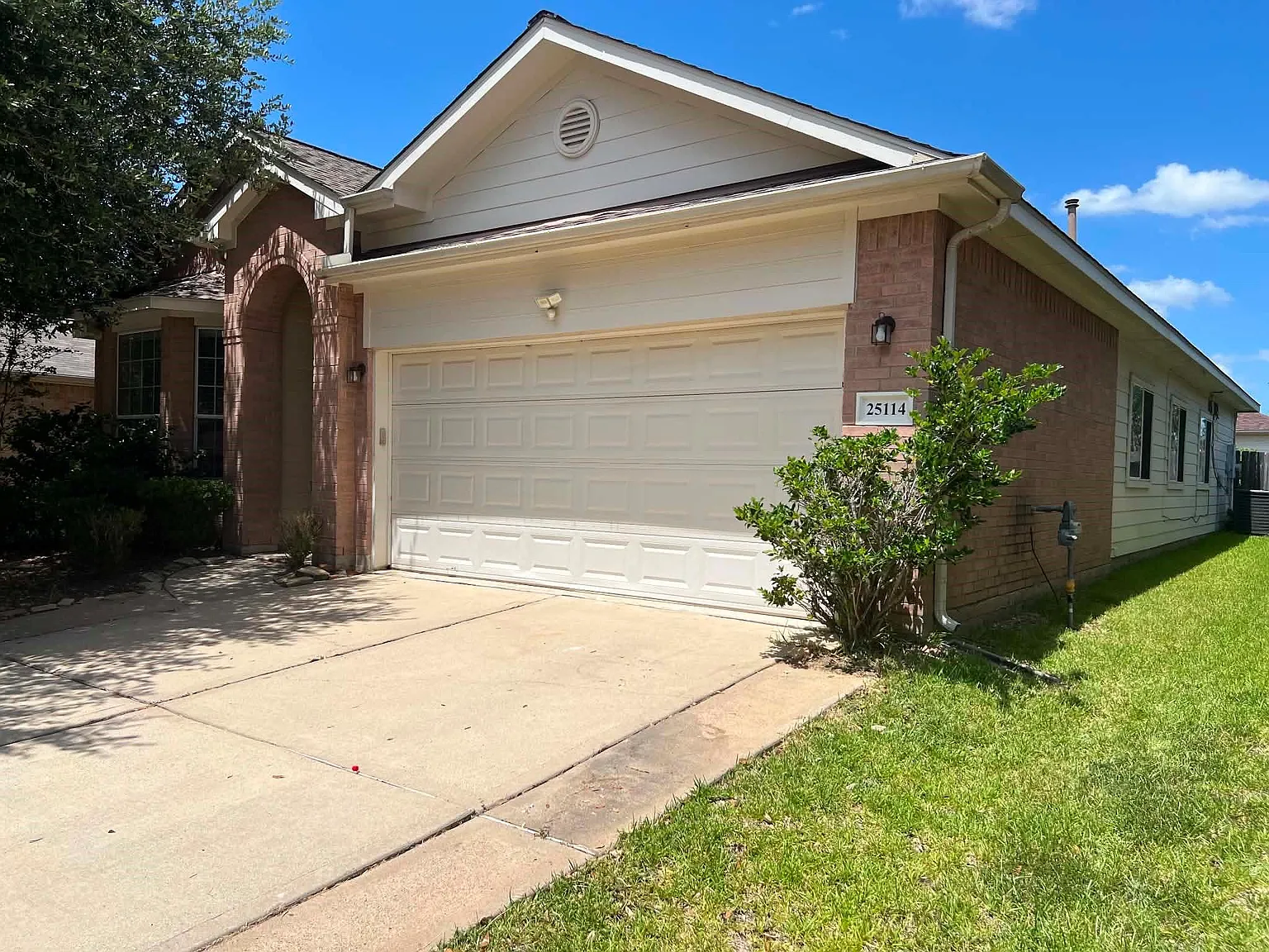 4 bed, 2.0 bath, $2,195 — Photo 2