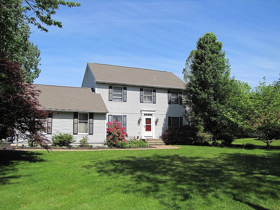 4 BR center hall colonial