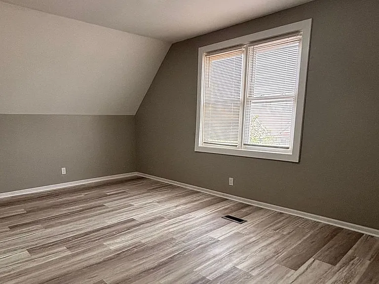 437 Vernon Ave — Photo 8
