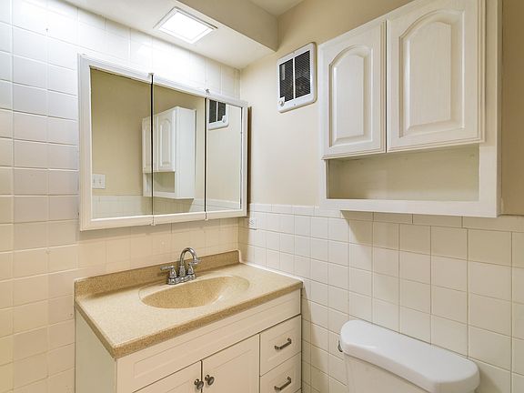 4th image of 3554 N Wilton Ave #1D