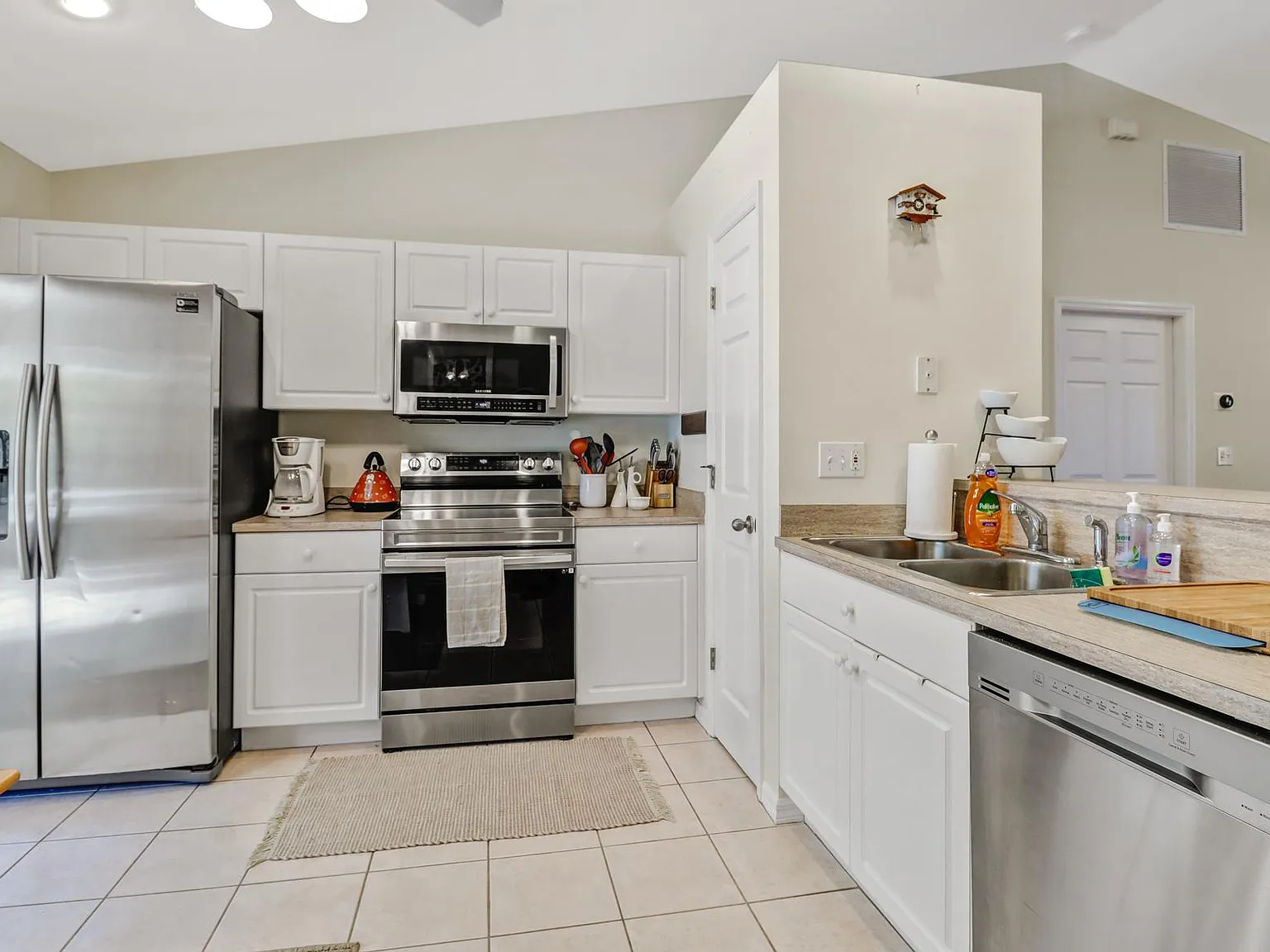 3 bed, 1258 sqft, $3,200 — Photo 3