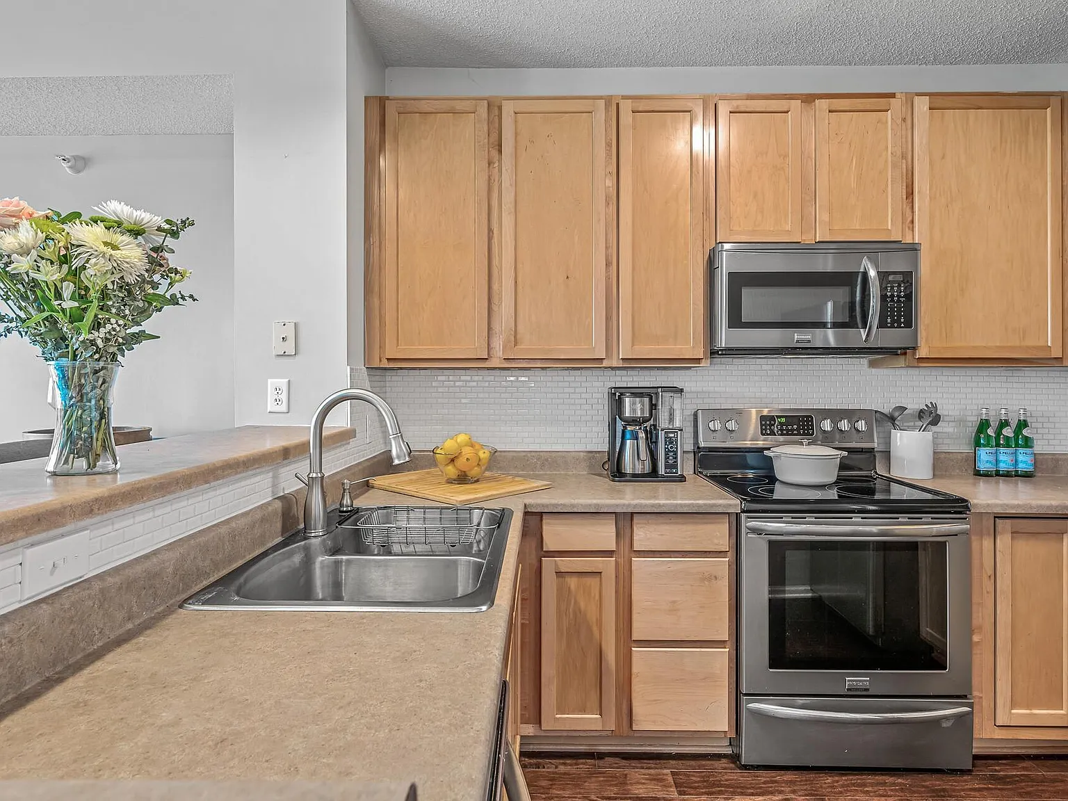 2 bed, 2.0 bath, 1025 sqft, $2,499 — Photo 3