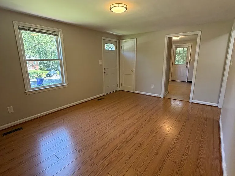 1003 Montgomery St — Photo 8