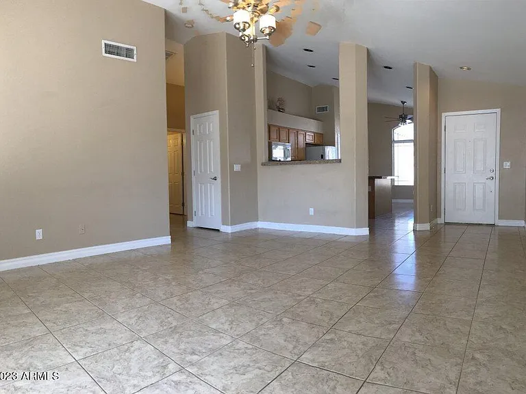 623 W Greentree Dr — Photo 2