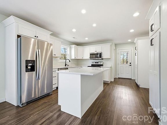 5th image of 224 Walt Dr