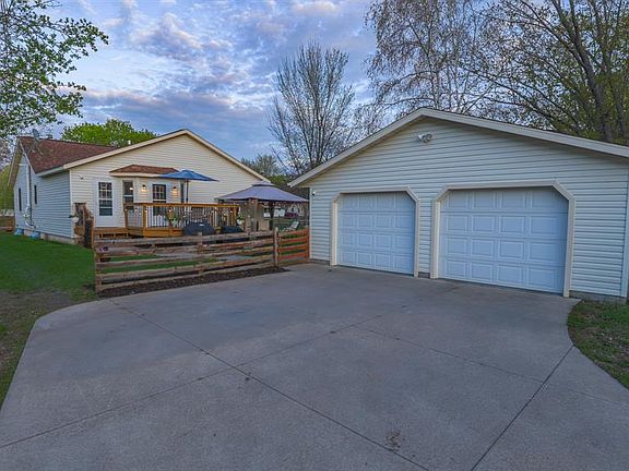 4th image of 718 Maple Street