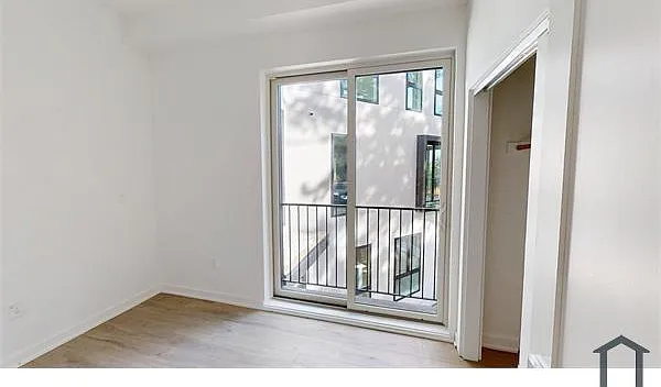 2425 20th St NE — Photo 3