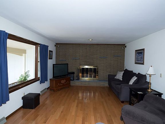 3rd image of 11 Elmwood Dr