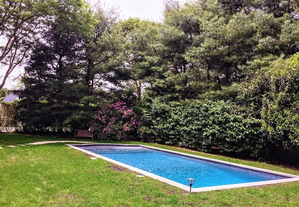 Lovely 4 Bedroom Home Close to Three Mile Harbor and Restaurants — Photo 2
