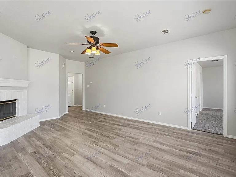 412 Pin Oak Ln — Photo 2