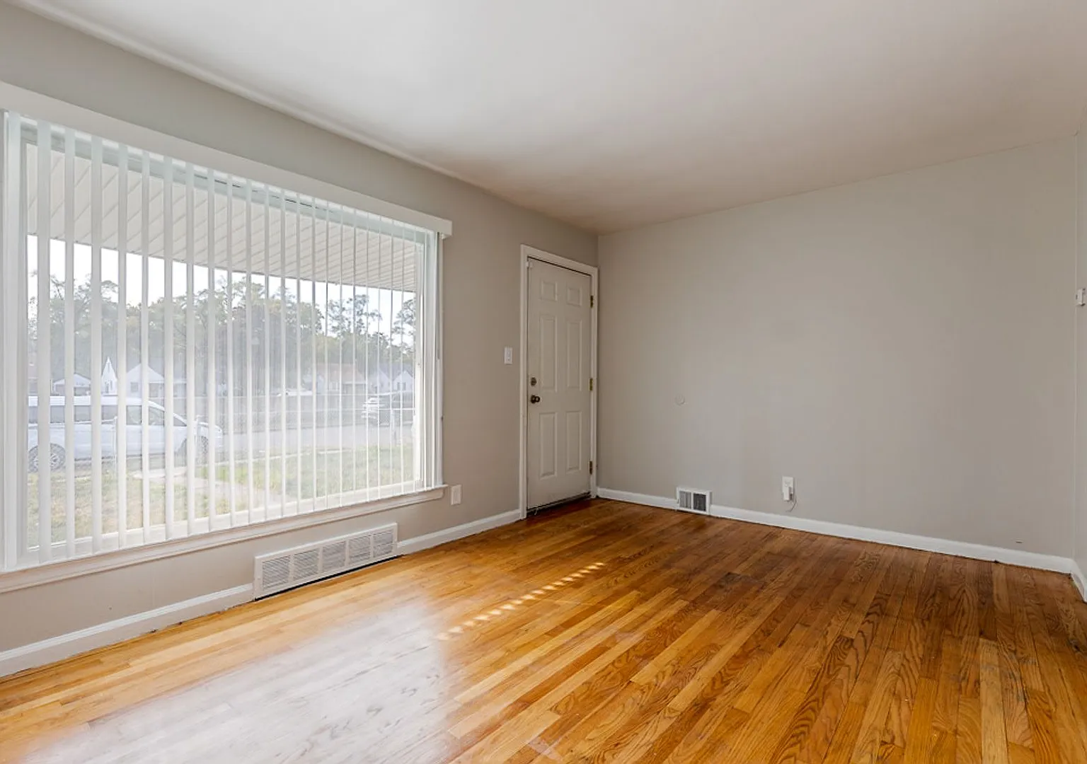 Open House- Tuesday, August 25th 6pm-630pm! Beautiful Brick Bungalow Only 1375/Mo! — Photo 2