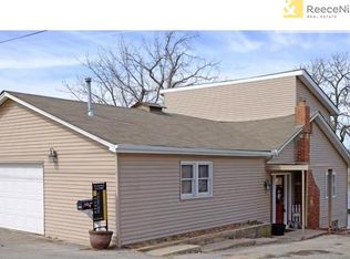 17 Beach Dr, Lake Tapawingo, MO 64015