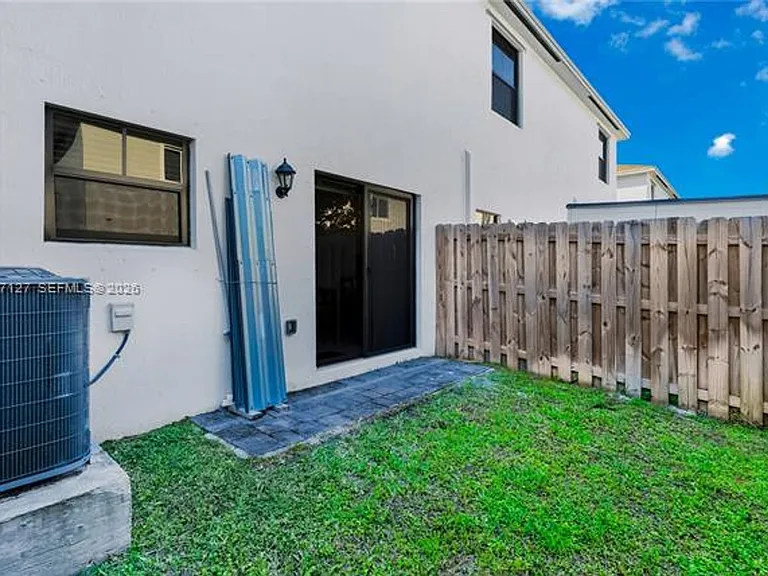 117 NE 3rd Ct #Townhouse 117 — Photo 28