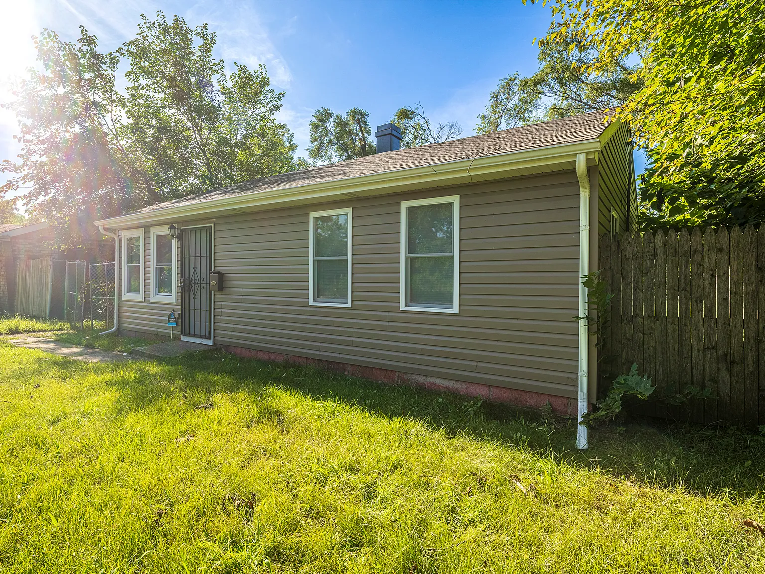 3 bed, 825 sqft, $1,800 — Photo 1