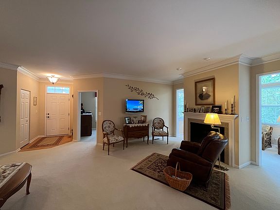 4th image of 861 Cambridge Dr