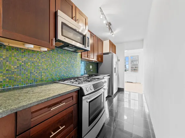 201 East 36th Street image 4 of 10