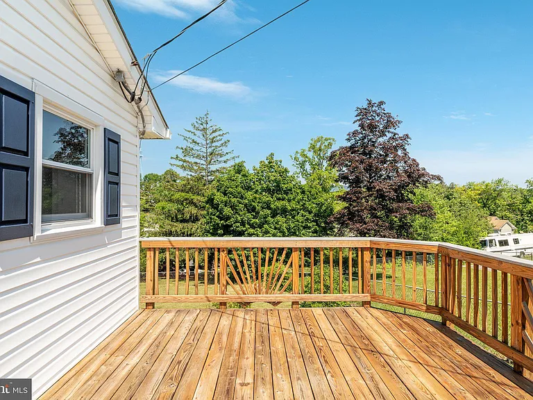337 Lee St — Photo 17