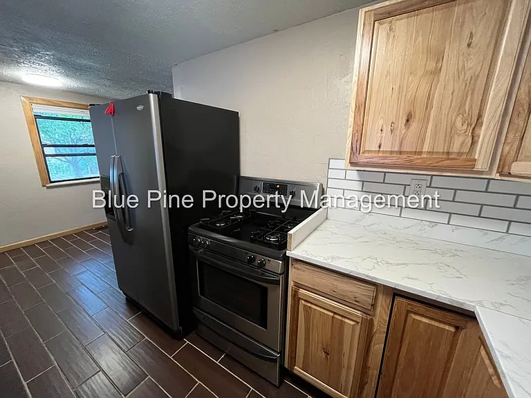 1080 Halsey St — Photo 6
