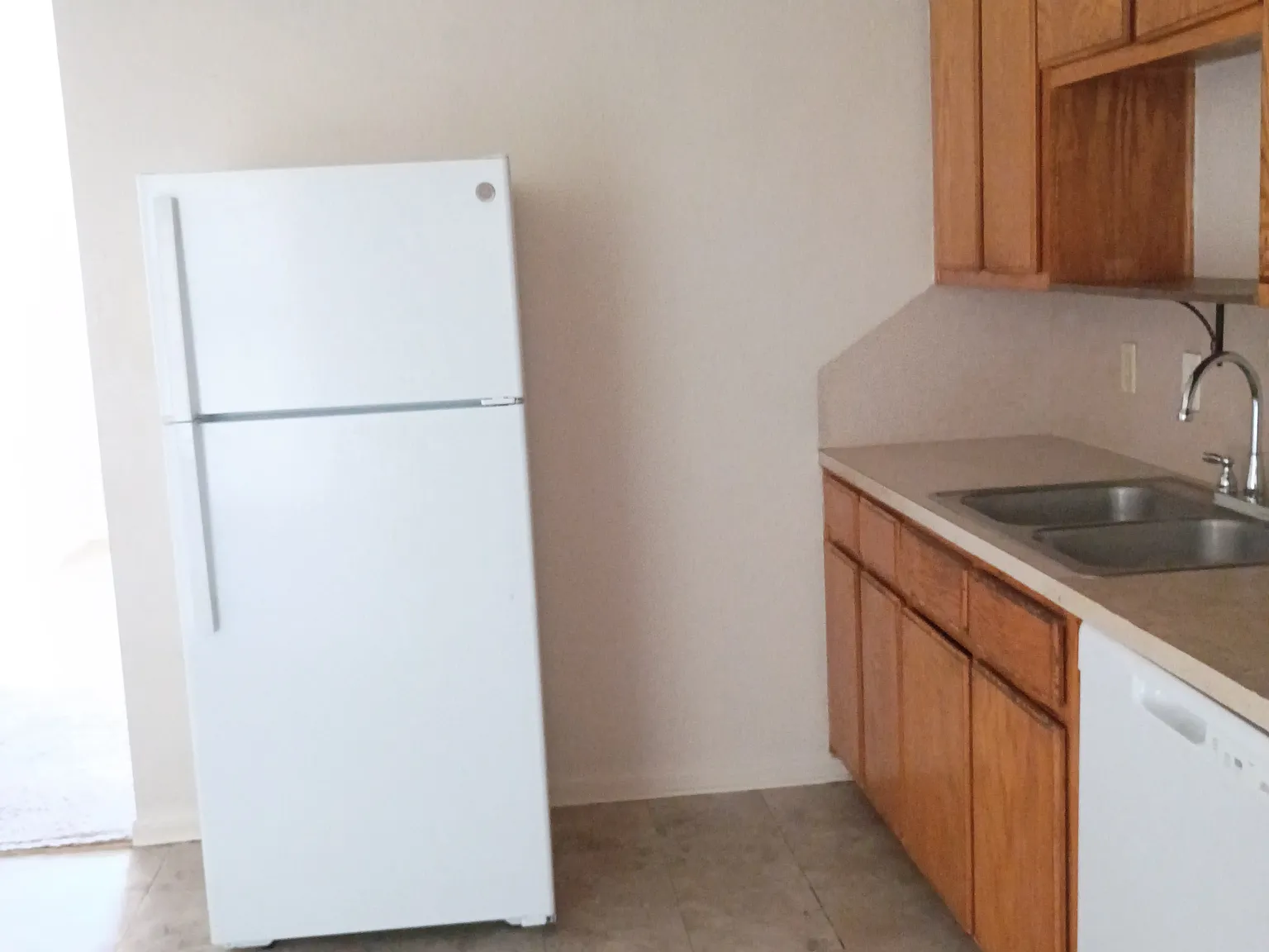 2 bed, $895 — Photo 1