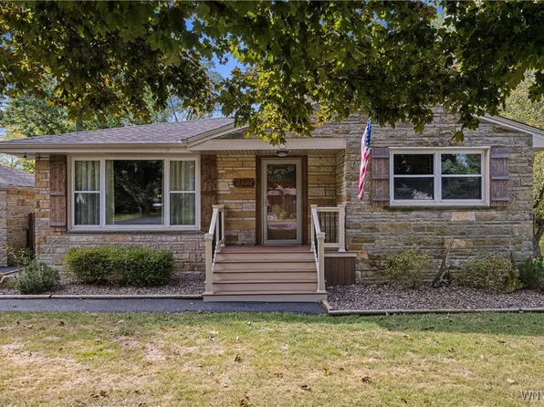 922 N Hewitt Dr, Lewiston, NY 14092