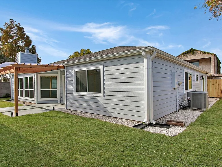 8518 Furlong Ln — Photo 32