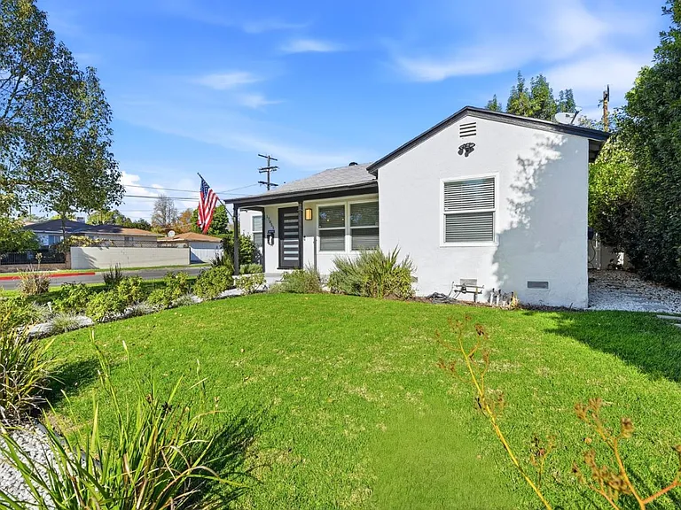 17055 Gault St #17055 — Photo 7