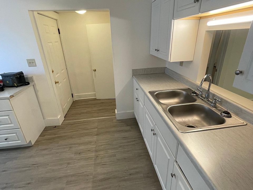 Entrance leading into the kitchen