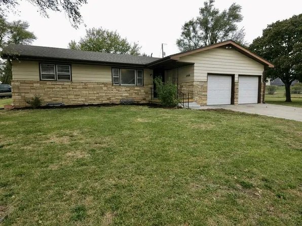 1200 Skyline Dr, Junction City, KS 66441
