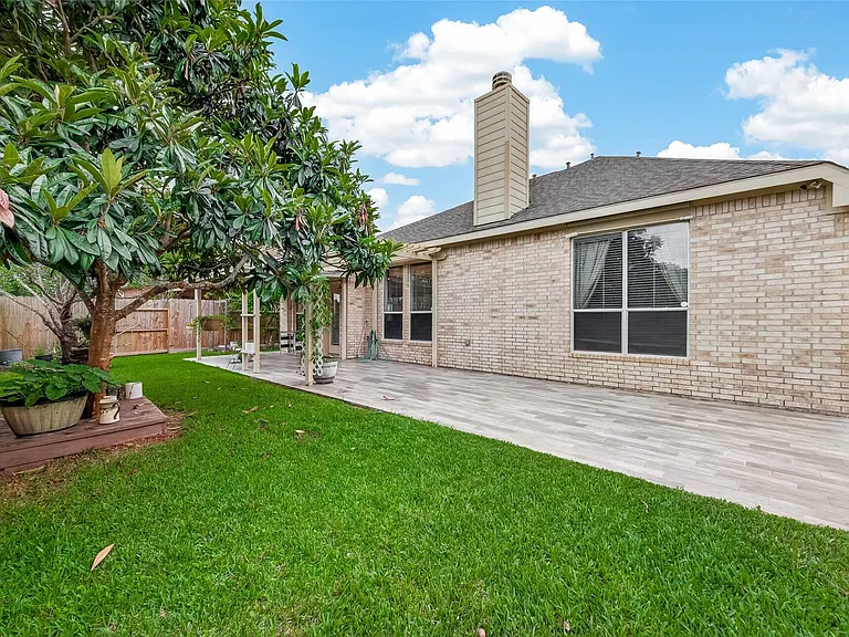 13719 Saxony Dr — Photo 47