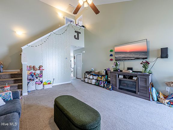 3rd image of 161 Kelly Circle