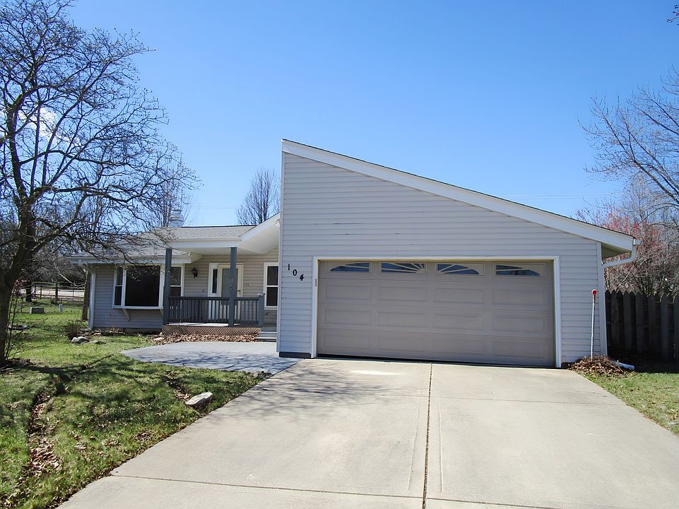 1st image of 104 Oxford Pl