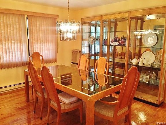 3rd image of 8 Briarwood Dr