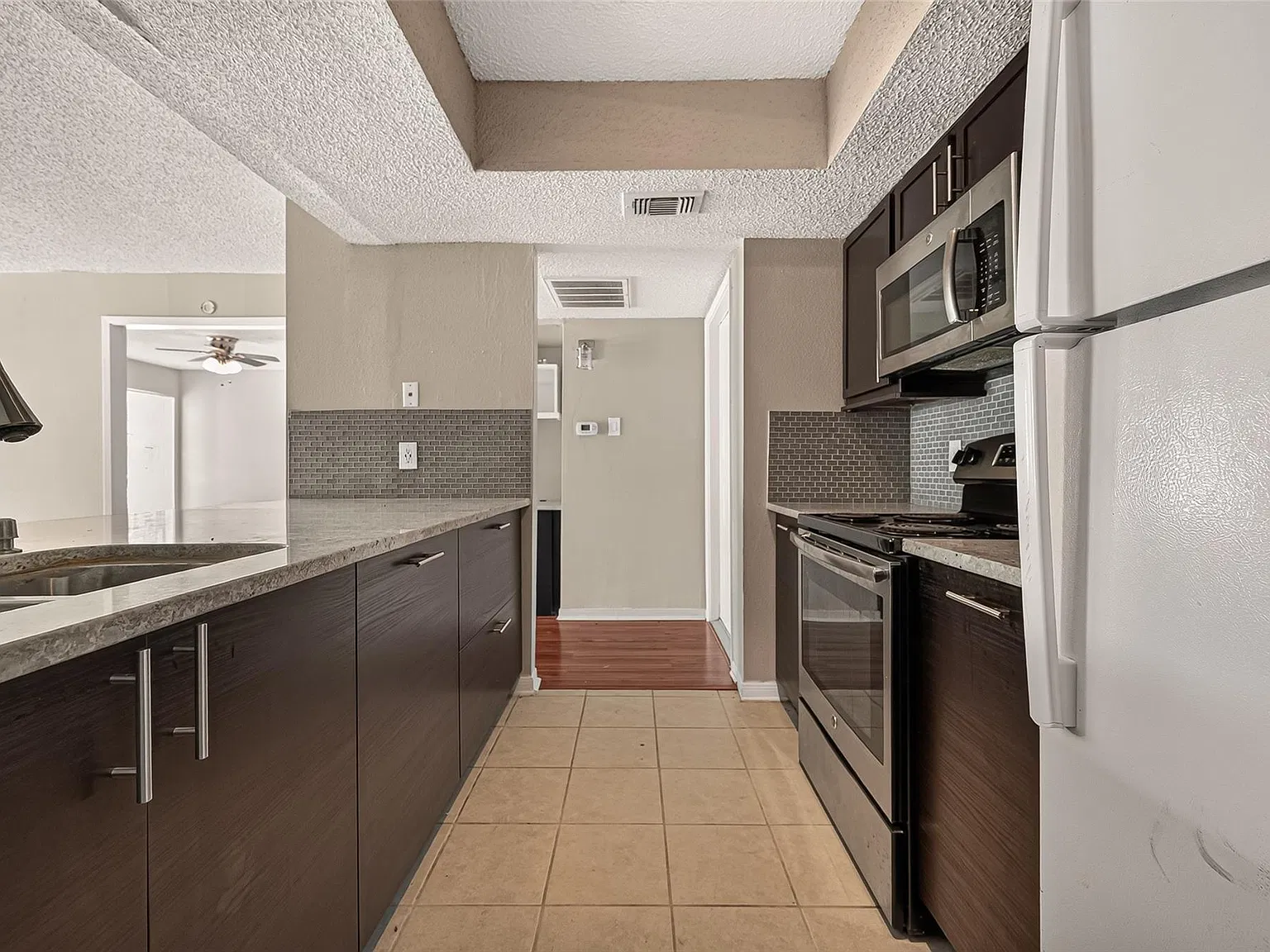 2818 S Bartell Dr — Photo 2
