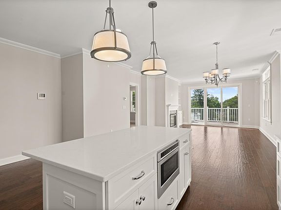4th image of 788 Farmington Ave #302