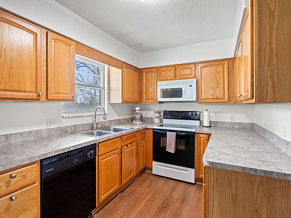 4th image of 141 Reservoir Ln