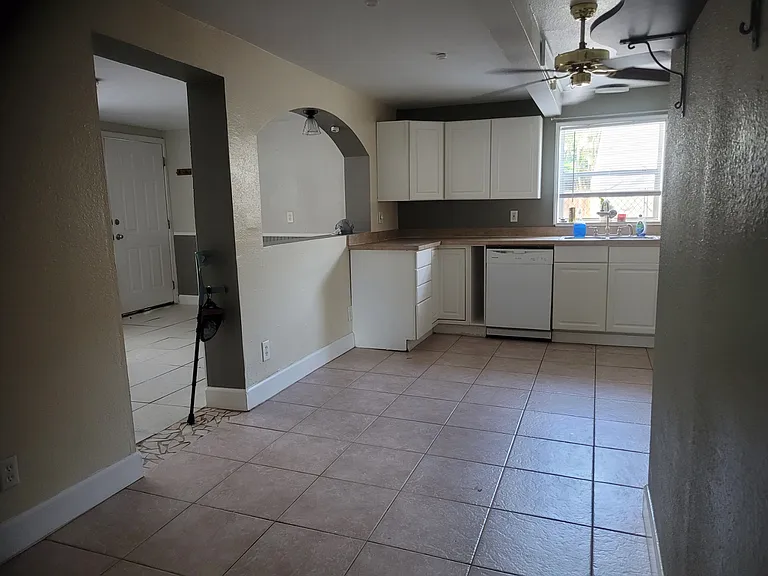 236 1/2 11th Ave NE #1 — Photo 8
