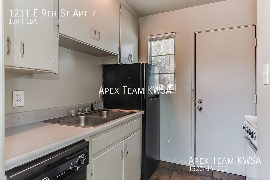 $745- Quiet 1 bed / 1 bath Apartment Moments Away from the University of Arizona & Central Tucson!! — Photo 4