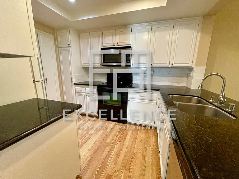 1336 Greenwich Ct — Photo 4
