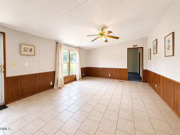 3rd image of 105 Roe Ln