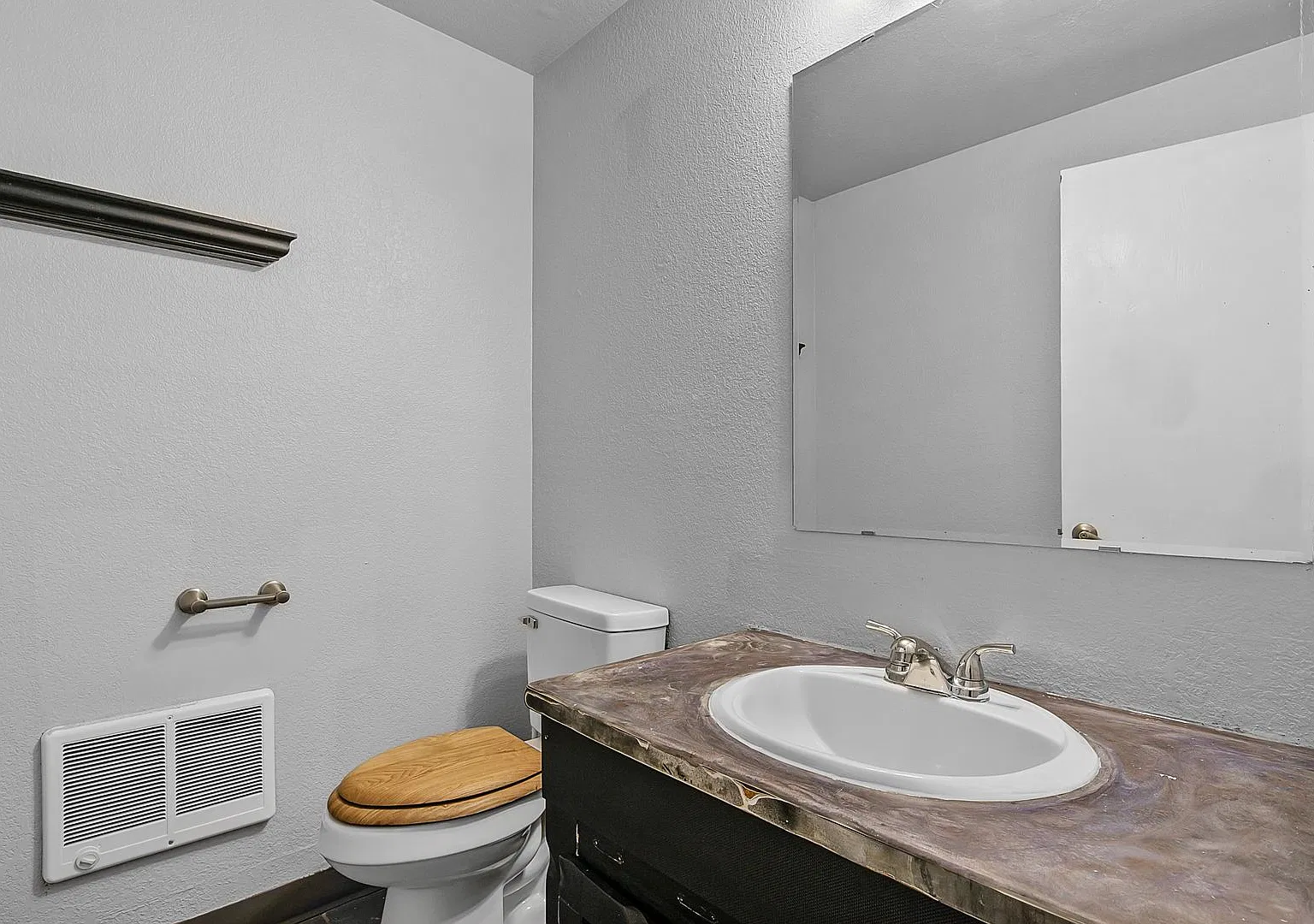 2bed, 1.5 bath Duplex with Garage & Fenced Yard! — Photo 4
