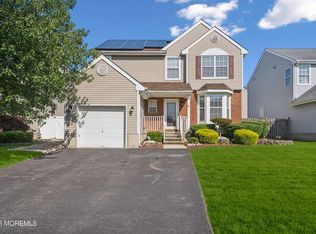 7 Devonshire Dr, Hazlet, NJ 07730