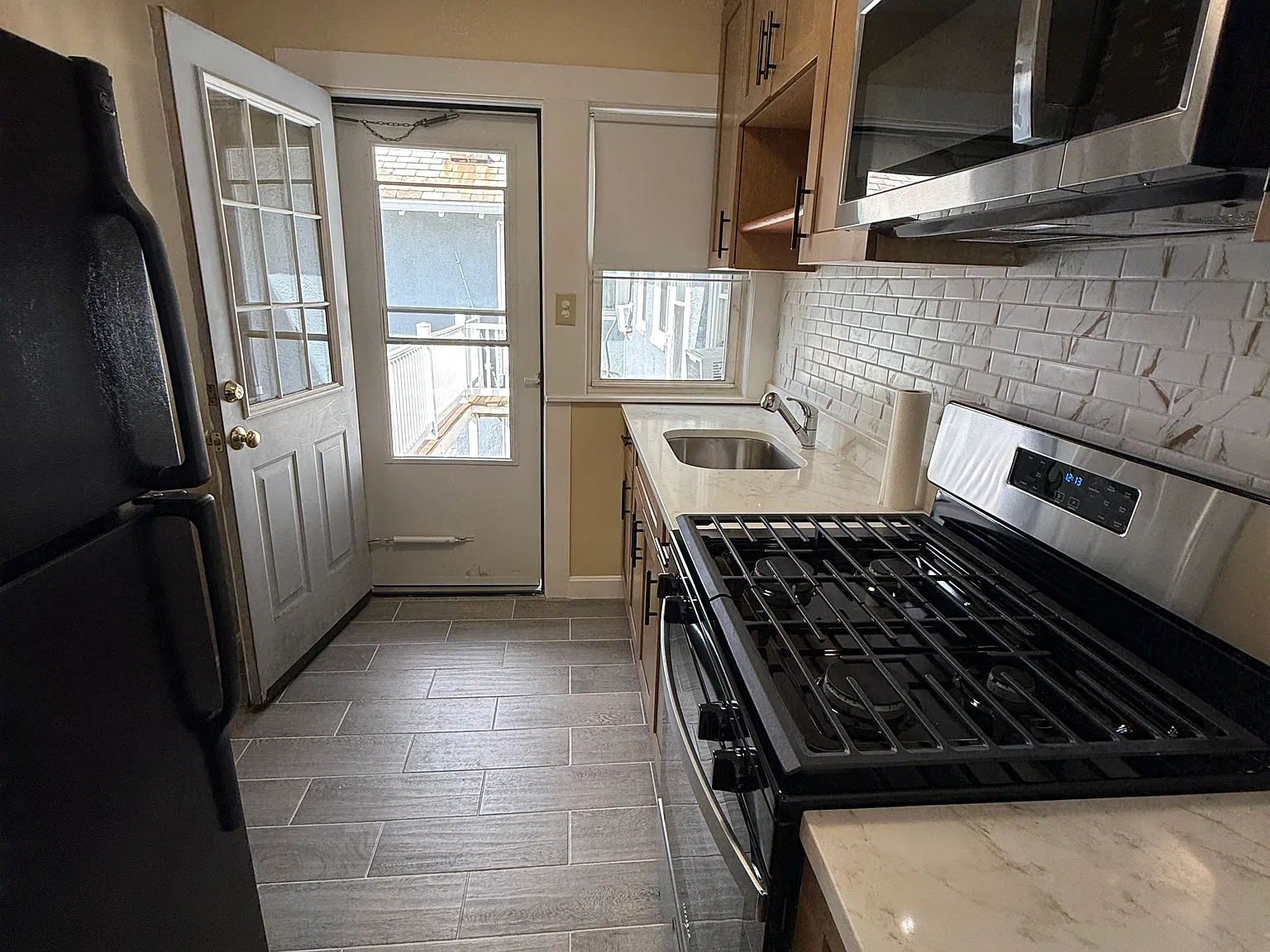 2 bed, 1000 sqft, $2,200 — Photo 2