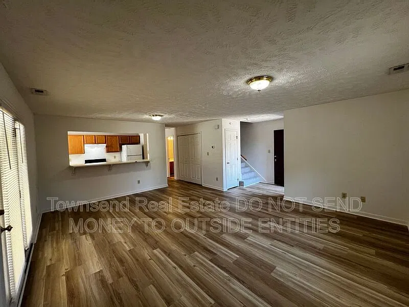 2 bed, 2.5 bath, 1200 sqft, $1,045 — Photo 2