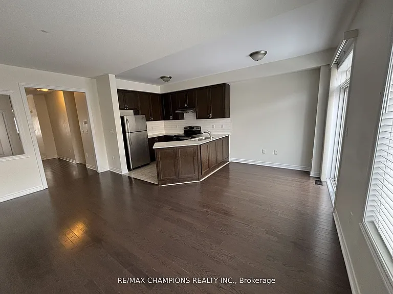 64 Pennycross Cres — Photo 4