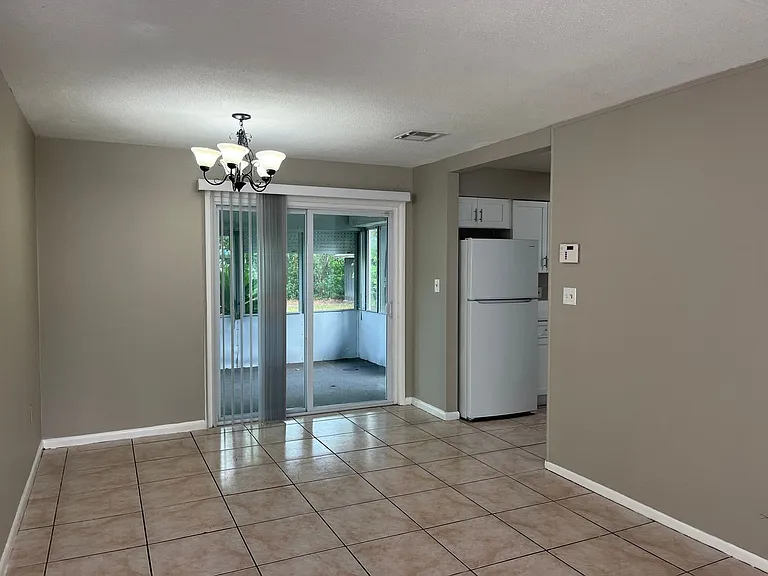 917 S Alder Ave — Photo 4